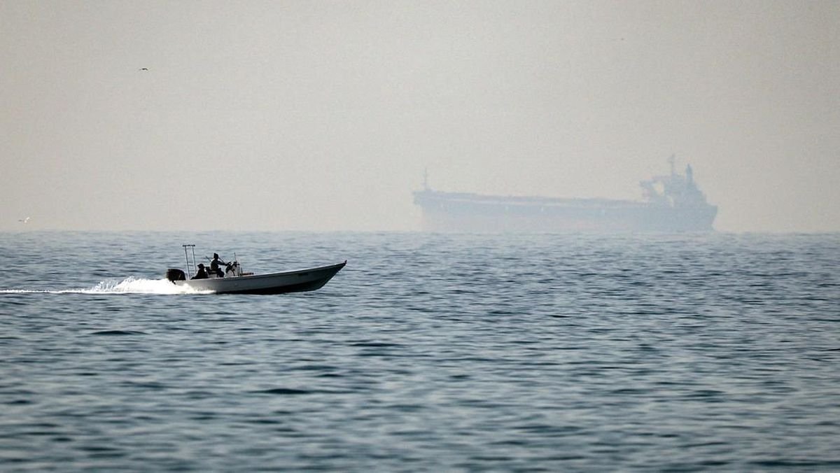 Iran Buka Selat Hormuz: Taktik Intimidasi di Tengah Ketegangan AS