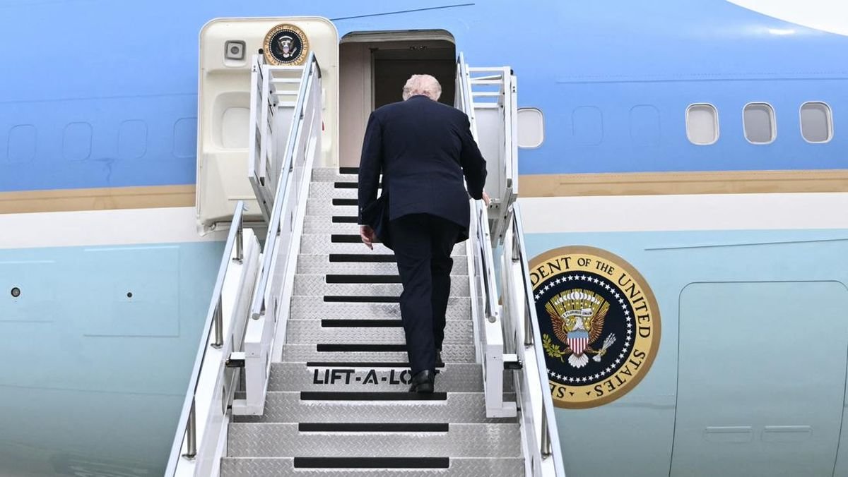 Aksi Paranoid? Rombongan Trump Buang Barang dari China Sebelum Naik Air Force One