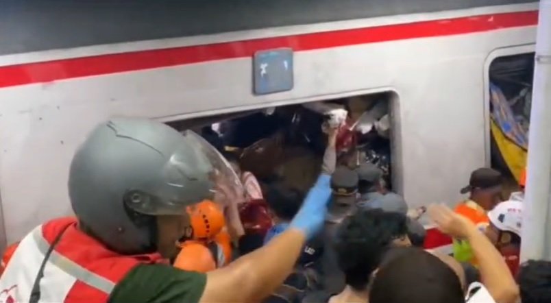 Tragedi KRL Tabrak Taksi di Bekasi Timur: Korban Terjepit, Evakuasi Lamban?