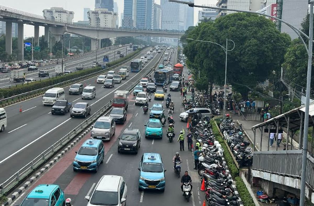 Demo Buruh di Kemnaker Hari Ini: Jalan Gatot Subroto Jakarta Macet Parah