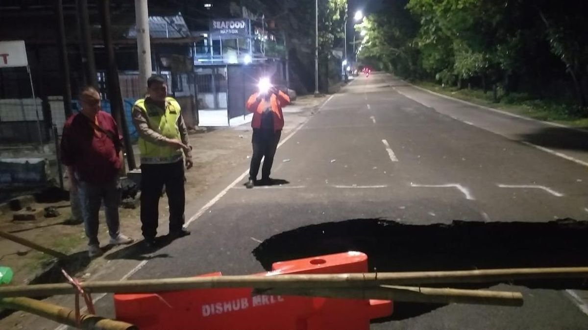Jalan Lenteng Agung Jaksel Amblas: Infrastruktur Buruk Ancam Pengendara