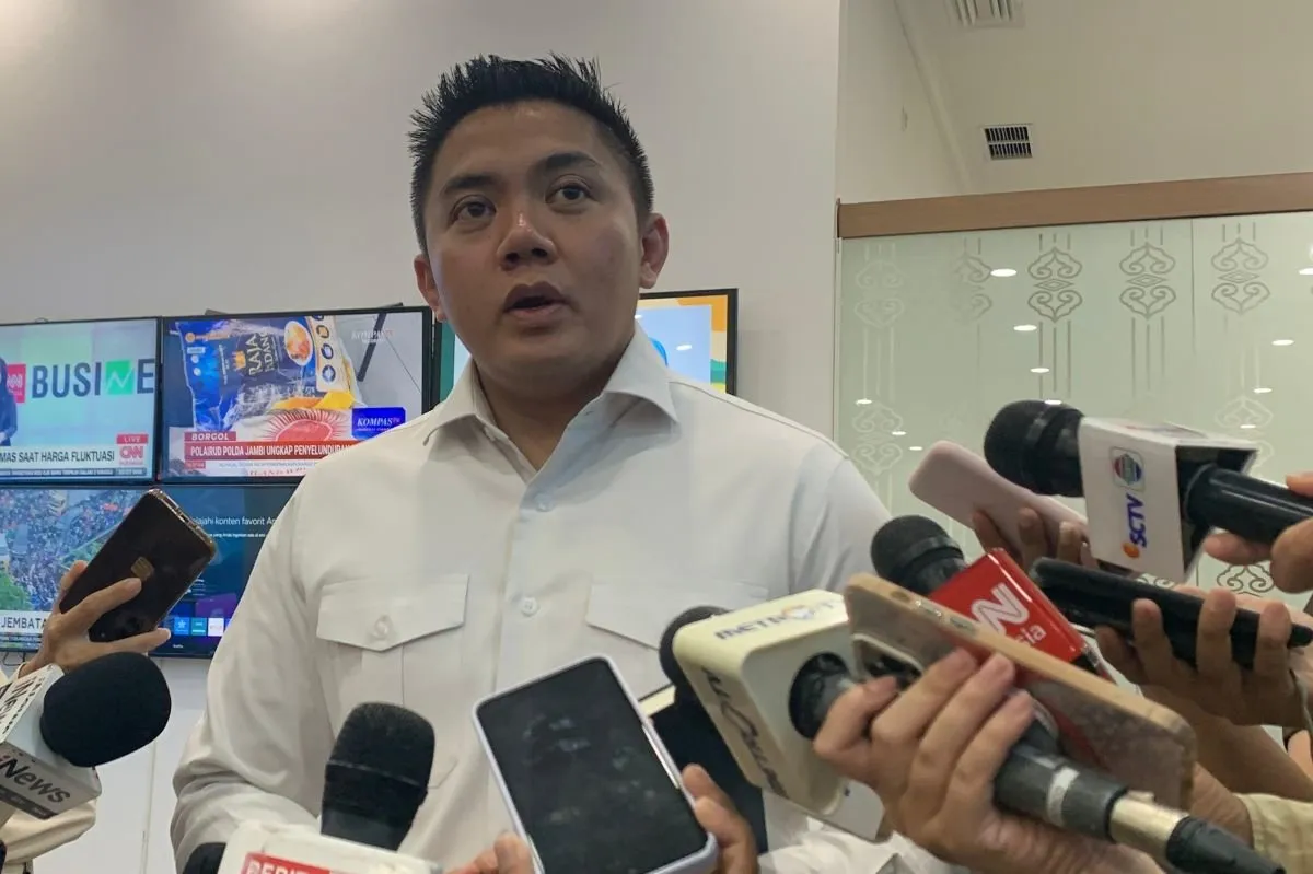 Seskab Teddy Bela Diplomasi Prabowo: Klaim Investasi Rp2.430 Triliun di Tengah Sorotan Publik