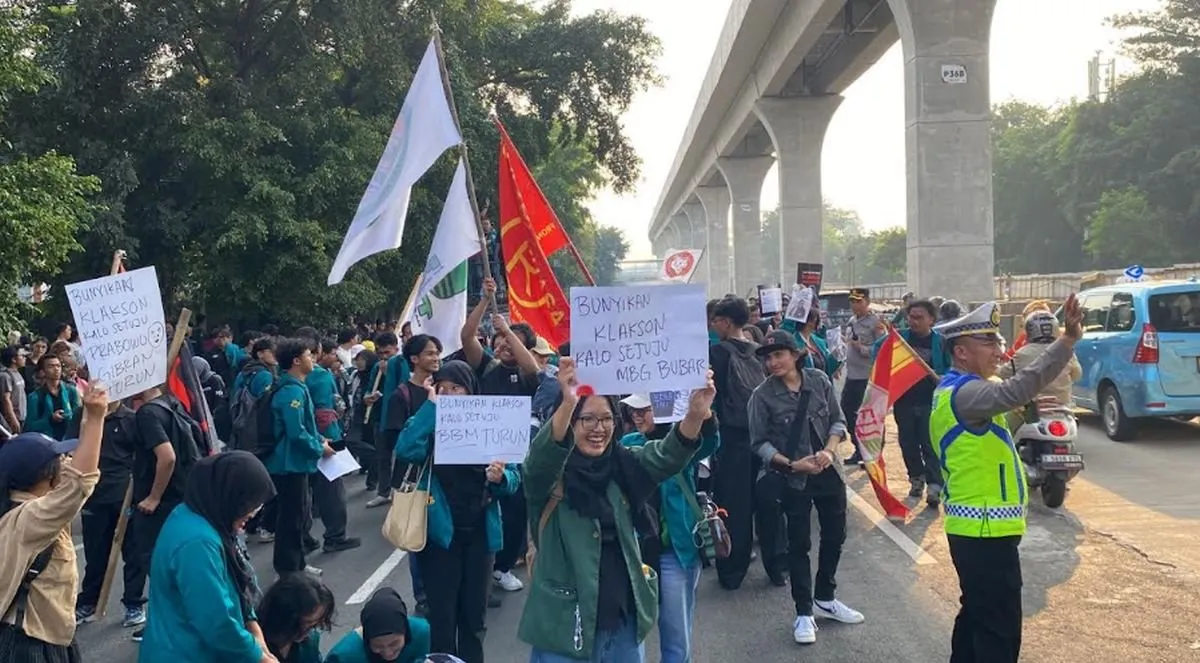 Mahasiswa UNJ Demo di Jakarta Timur, Pengendara Beri Dukungan Klakson