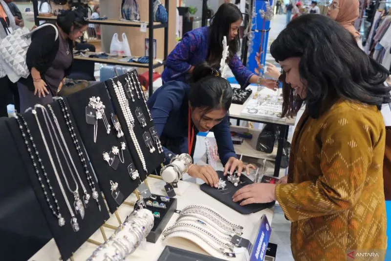 Keuntungan dan Risiko Investasi Perak Dibanding Emas
