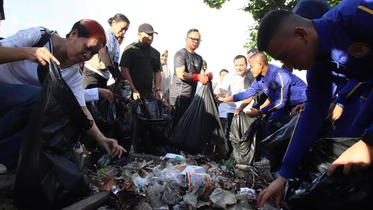 Kritik Aksi Bersih Pantai Wamendagri di Lombok Barat: Seremonial atau Solusi?