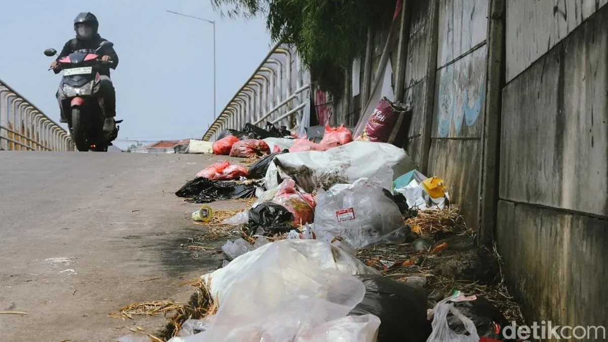 Sampah Berserakan di Jalan Sukamulya Ciputat, Bukti Rendahnya Kesadaran Warga
