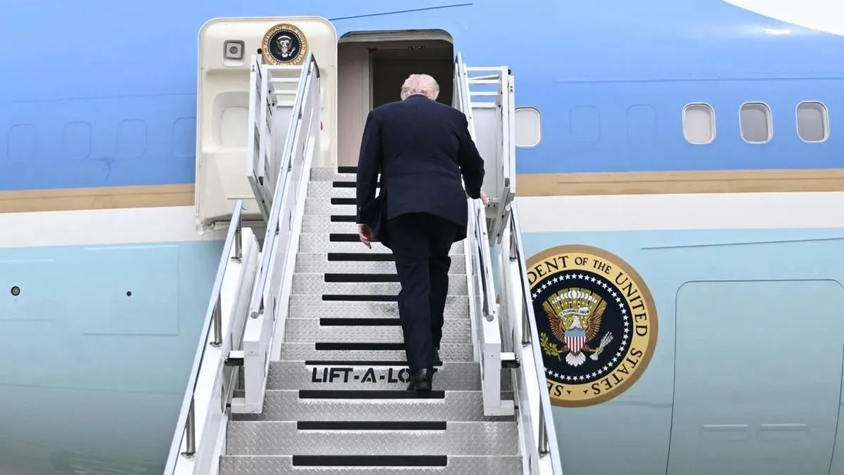 Aksi Paranoid? Rombongan Trump Buang Barang dari China Sebelum Naik Air Force One