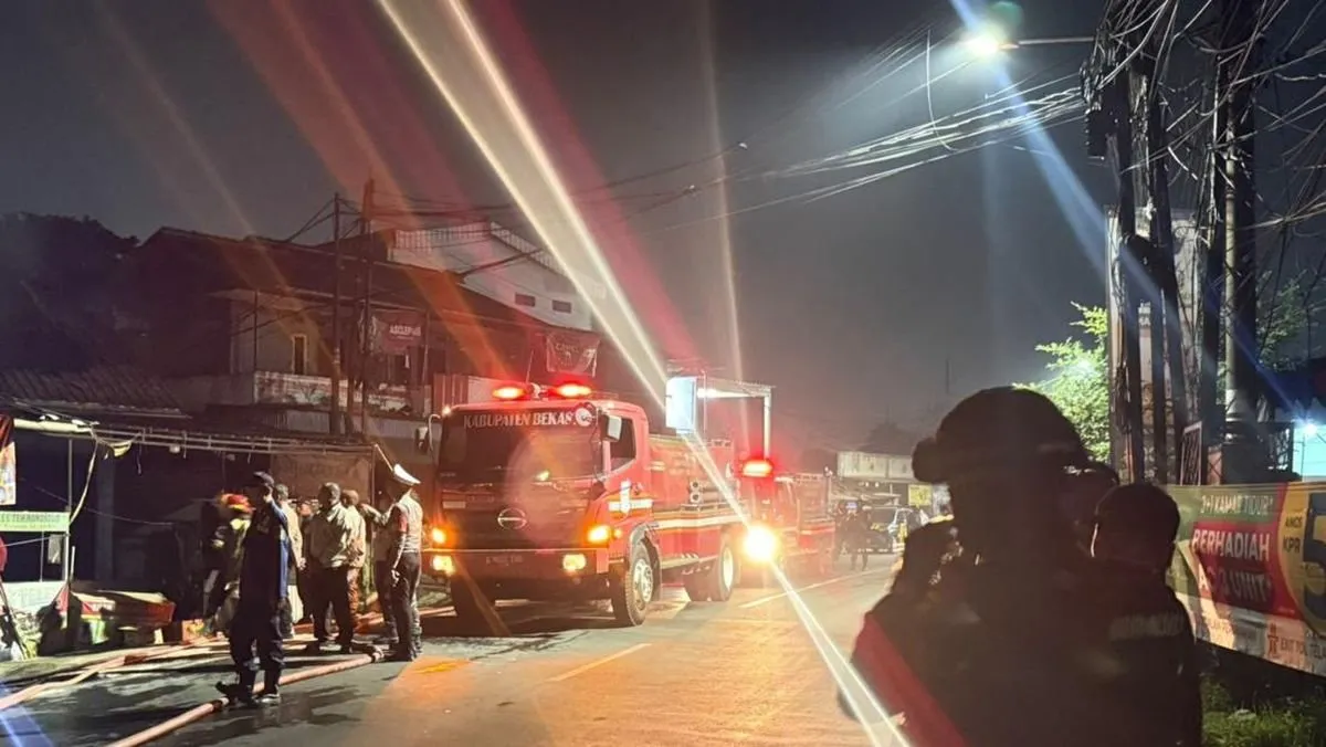 Brimob Bantu Padamkan Kebakaran Bengkel di Bekasi, Efektivitas Damkar Dipertanyakan