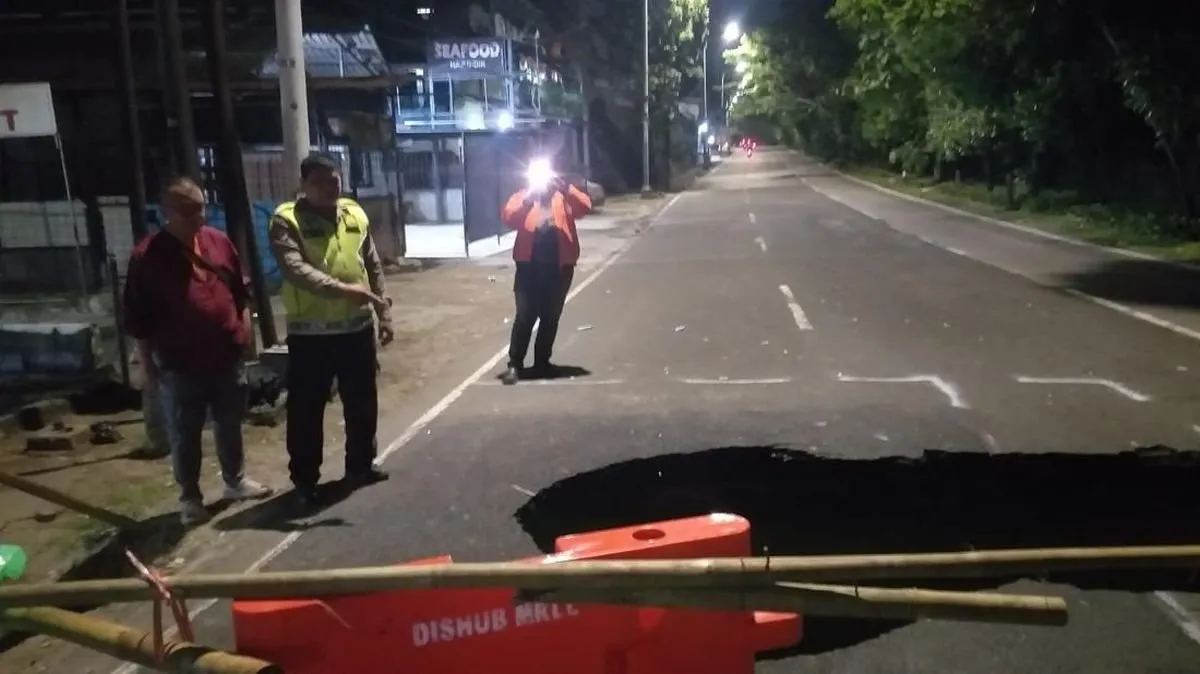 Jalan Lenteng Agung Jaksel Amblas: Infrastruktur Buruk Ancam Pengendara